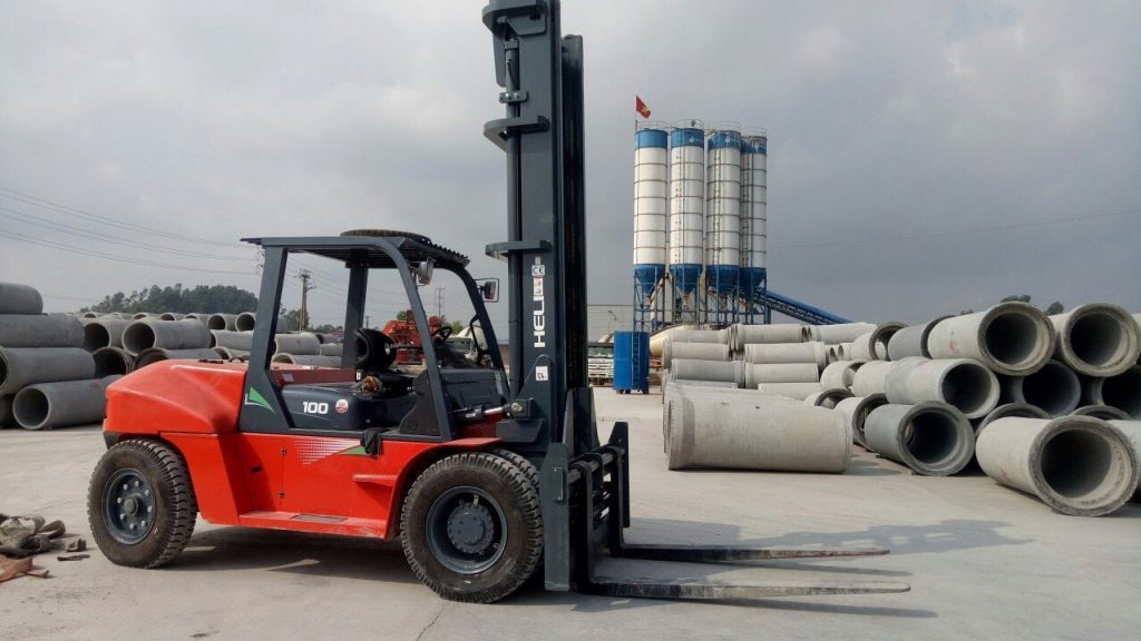 xe nâng 10 tấn heli tại nhà máy sản xuất ống cống